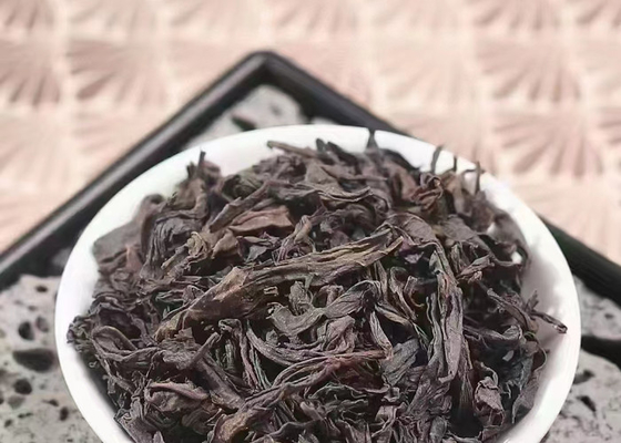 Wuyi-Stein-Tee ist Oolong-Tee, der im Wuyi-Berg im Norden von Fujian hergestellt wird, Teebaume wachsen in Felsspalten