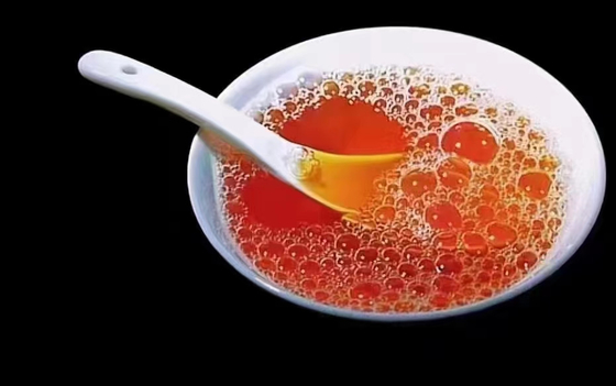 Wuyi-Stein-Tee ist Oolong-Tee, der im Wuyi-Berg im Norden von Fujian hergestellt wird, Teebaume wachsen in Felsspalten