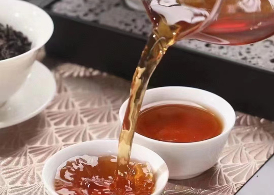 Wuyi-Stein-Tee ist Oolong-Tee, der im Wuyi-Berg im Norden von Fujian hergestellt wird, Teebaume wachsen in Felsspalten