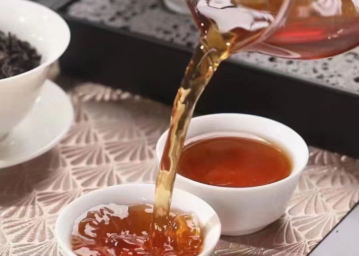 Wuyi-Stein-Tee ist Oolong-Tee, der im Wuyi-Berg im Norden von Fujian hergestellt wird, Teebaume wachsen in Felsspalten